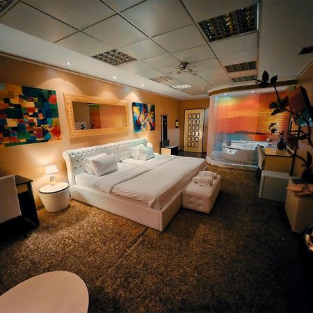 Hotel Rosa Blu Tirana Esterno foto