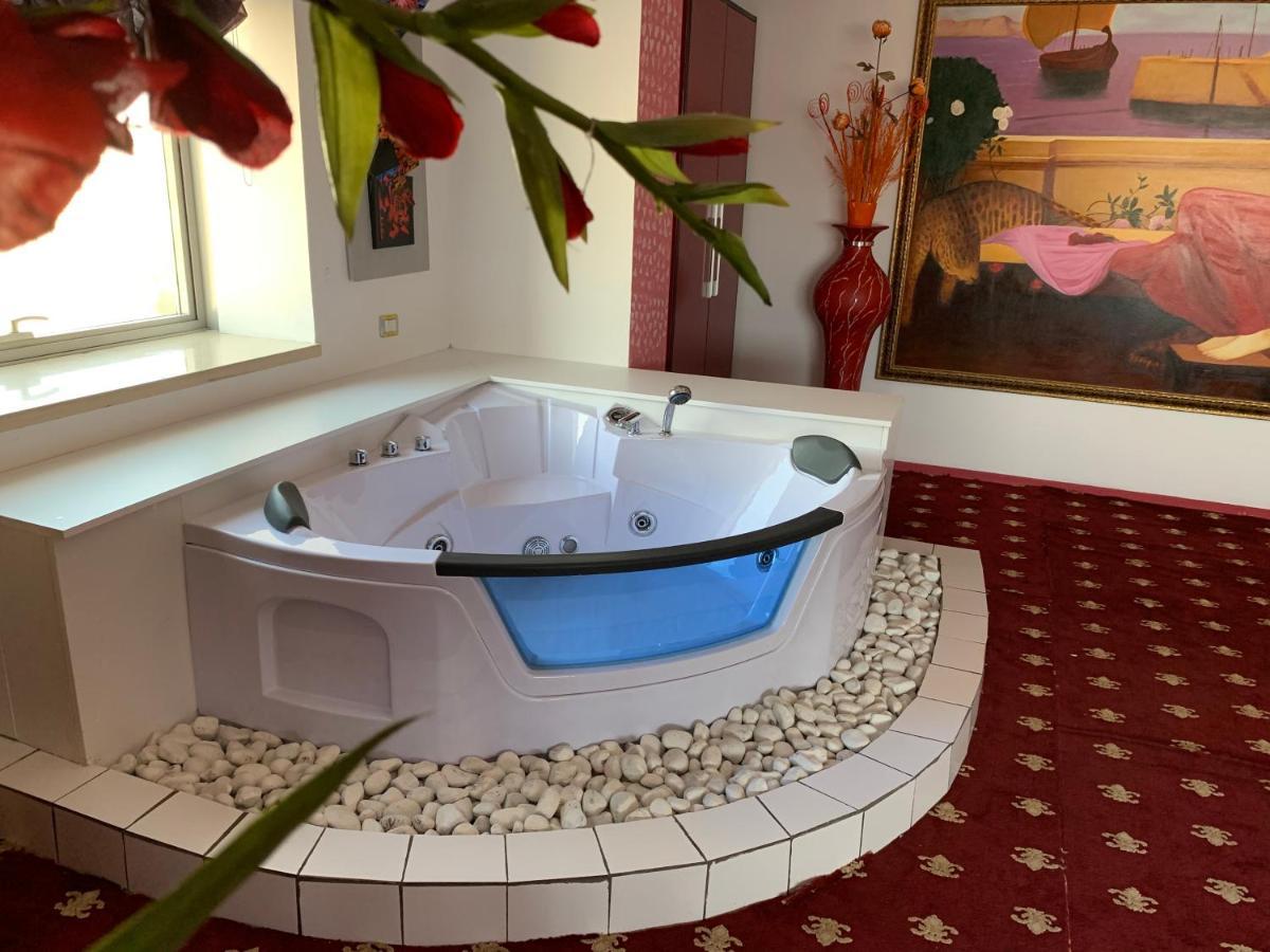 Hotel Rosa Blu Tirana Esterno foto