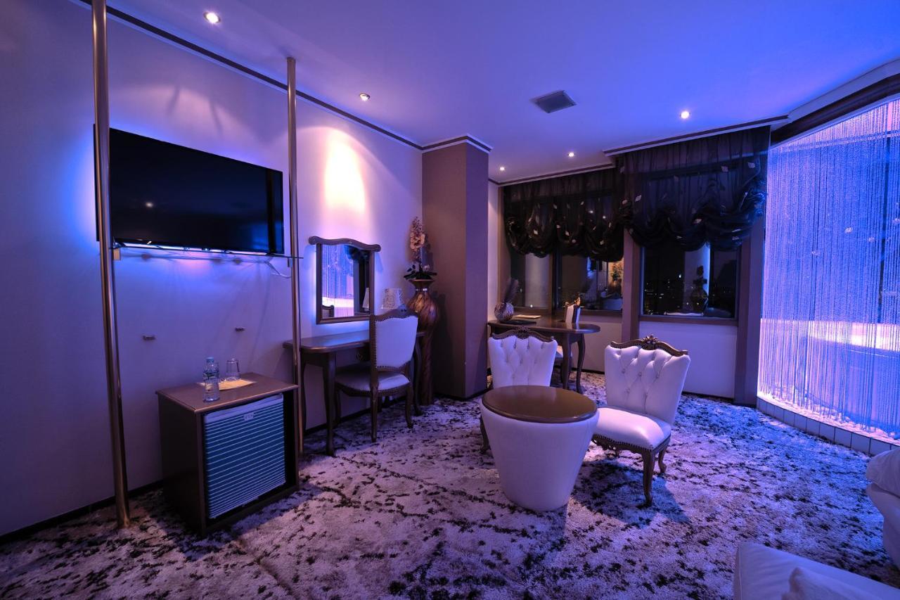 Hotel Rosa Blu Tirana Esterno foto