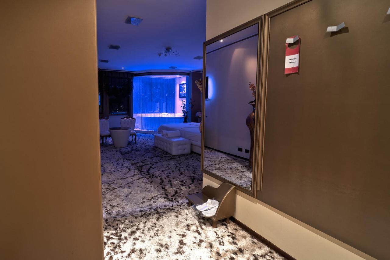 Hotel Rosa Blu Tirana Esterno foto