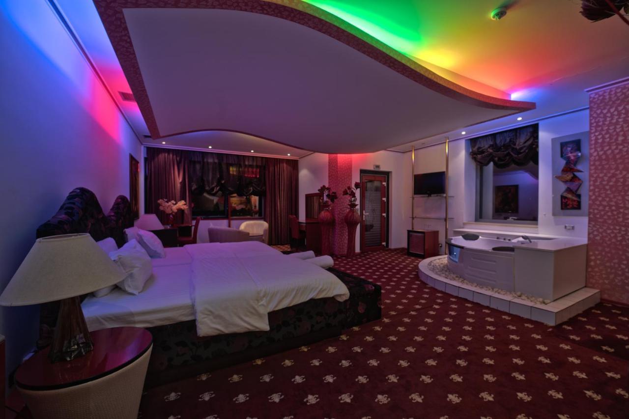 Hotel Rosa Blu Tirana Esterno foto