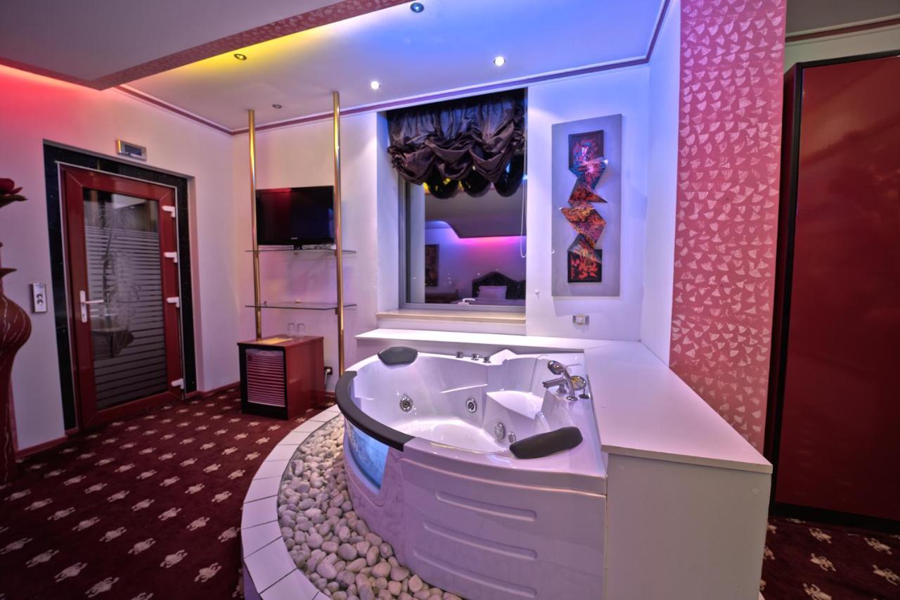 Hotel Rosa Blu Tirana Esterno foto