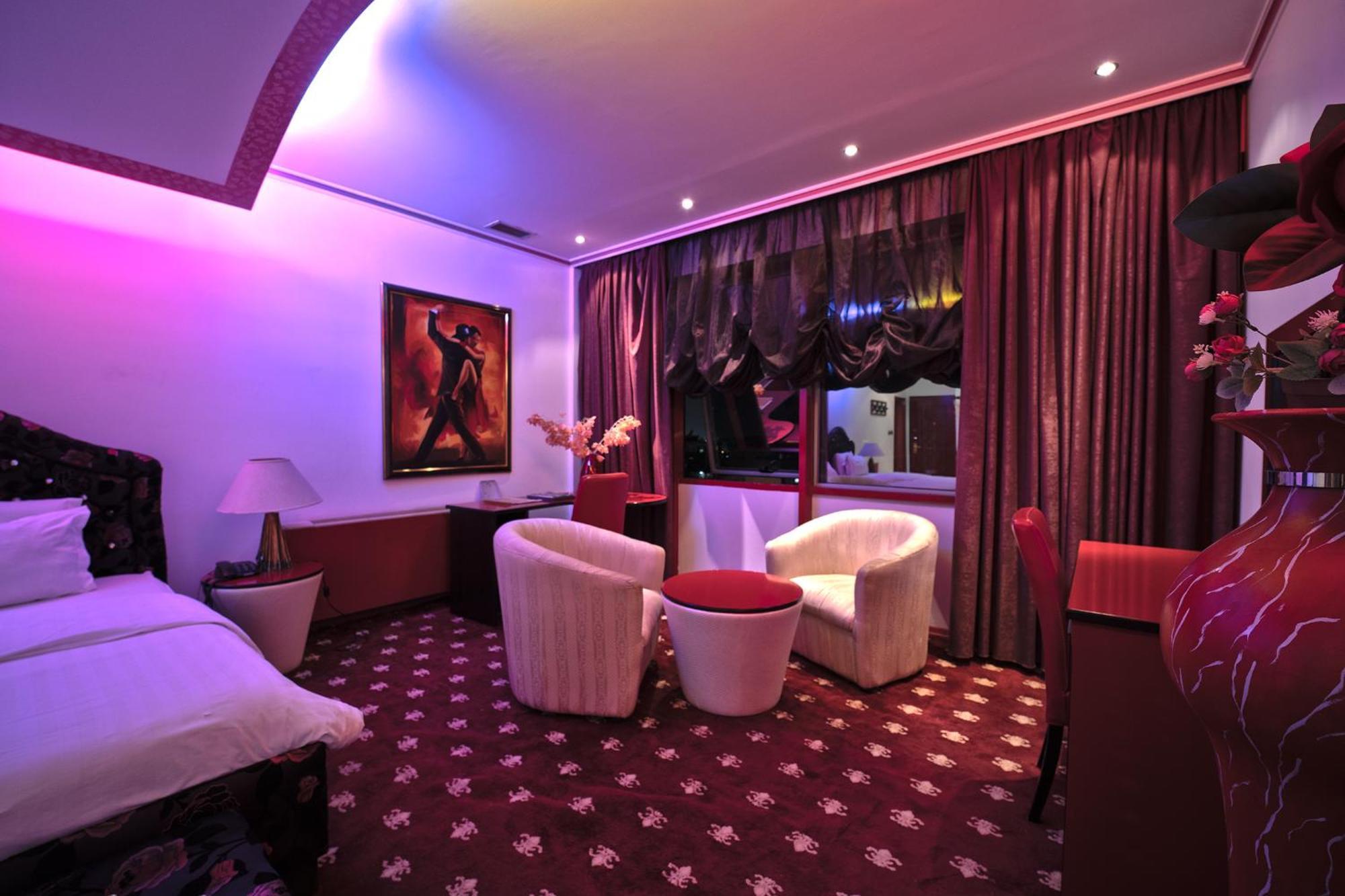 Hotel Rosa Blu Tirana Esterno foto