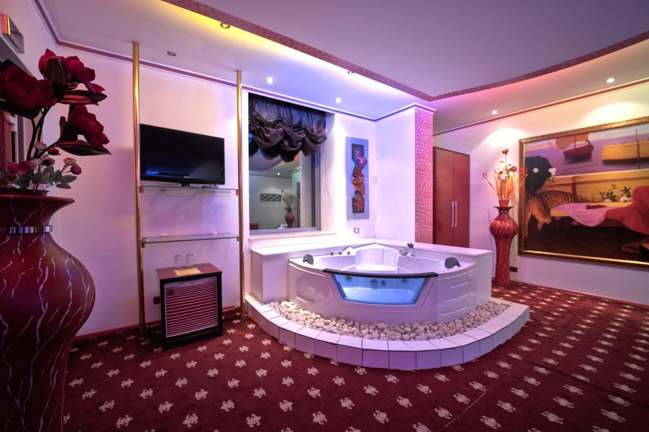 Hotel Rosa Blu Tirana Esterno foto