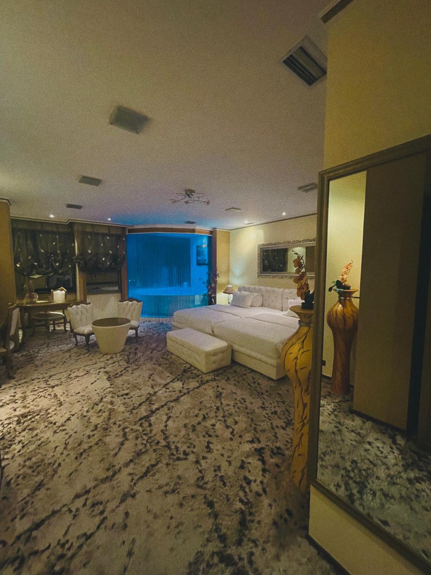 Hotel Rosa Blu Tirana Esterno foto