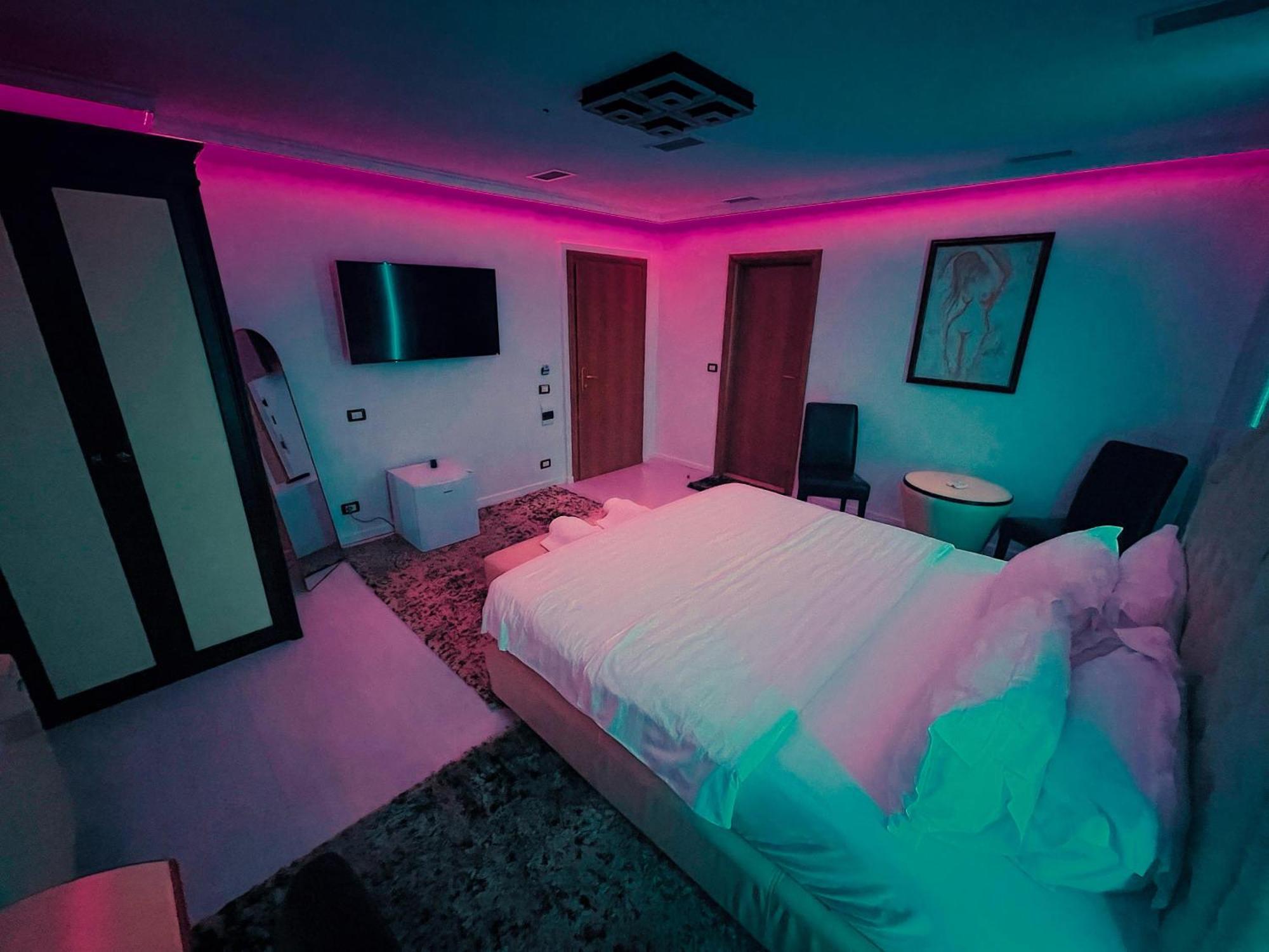 Hotel Rosa Blu Tirana Esterno foto
